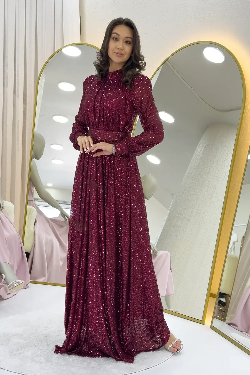 فستان سهرة عنابي مرصع بالترتر بأكمام طويلة وتنورة واسعة - صورة 2