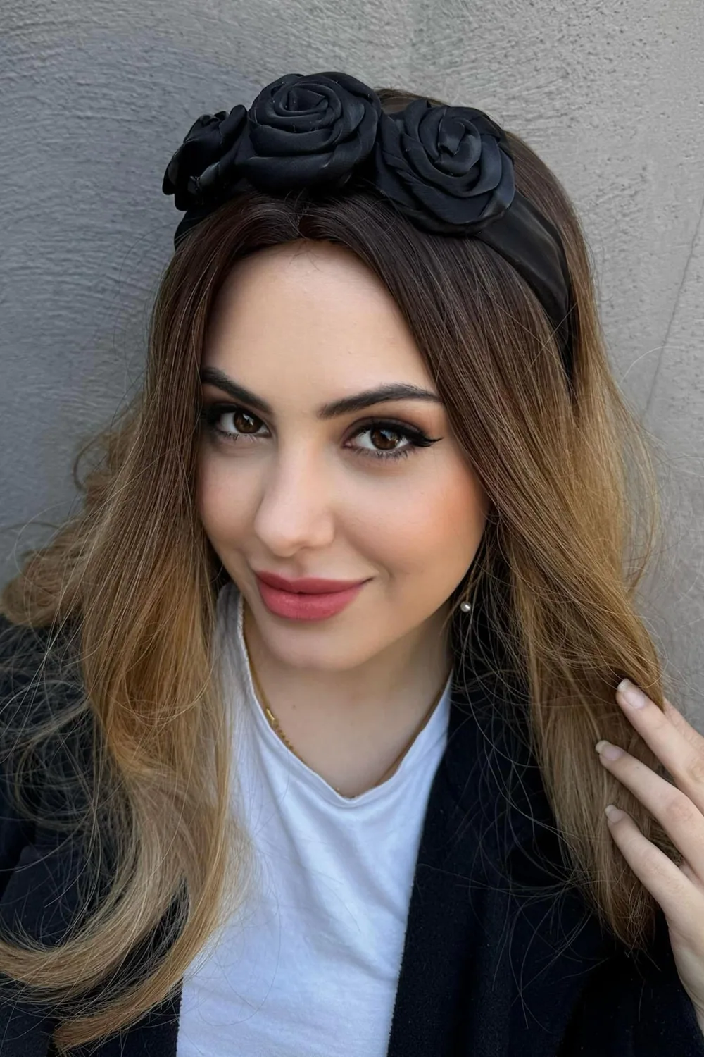 طوق شعر بورود سوداء