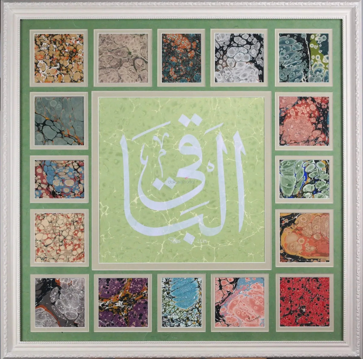 لوحة «الباقي» مرصّعة بمربعات إبرو ملونة