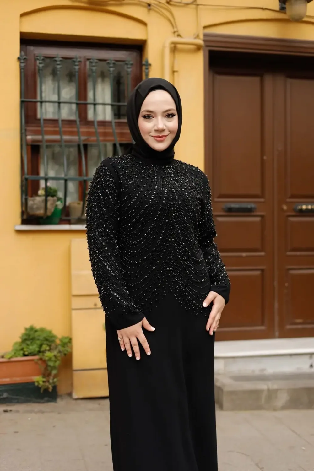 فستان سهرة أسود بسيط بحزام ومقاسات واسعة - صورة 3