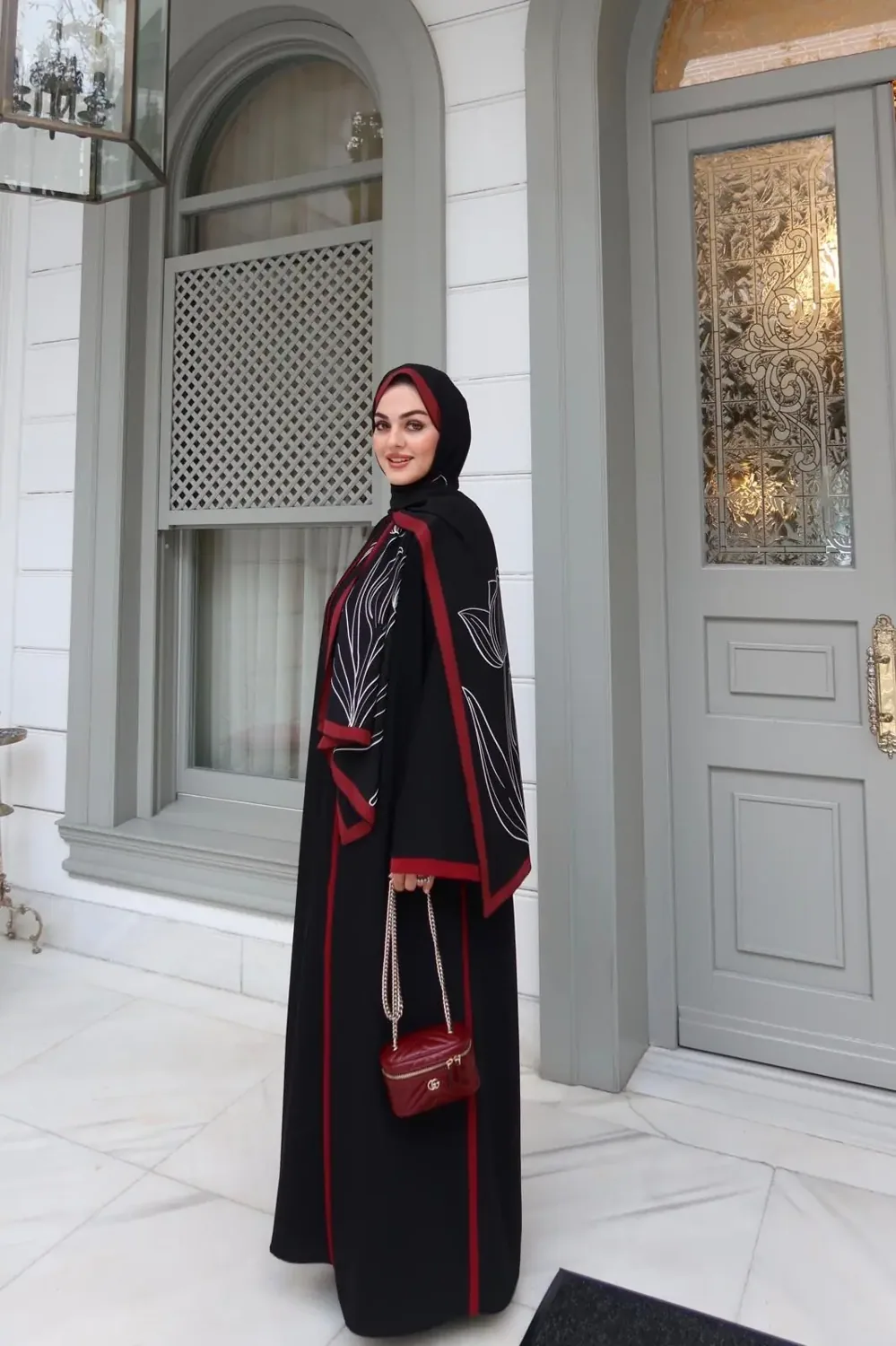 طقم فستان حرير وعباية سوداء بحواف عنابية