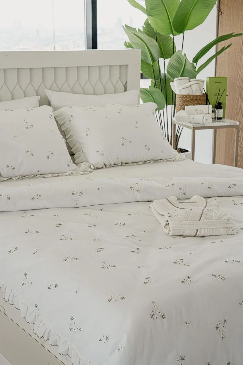 طقم غطاء لحاف كينغ سايز من قطن ساتان بتطريز 6 قطع 240×220 سم - صورة 3