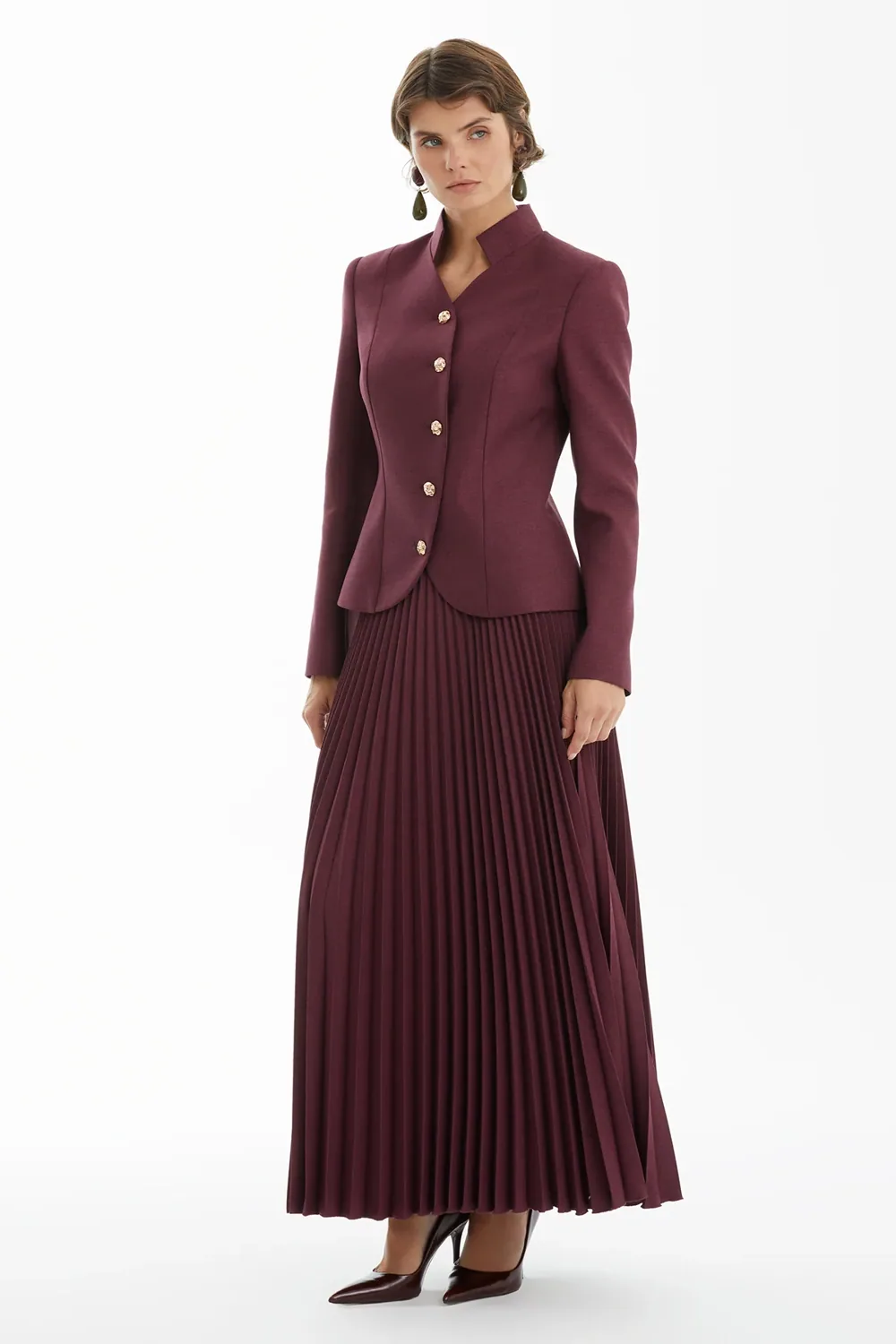 طقم جاكيت بياقة عالية وتنورة بطيّات بنفسجي