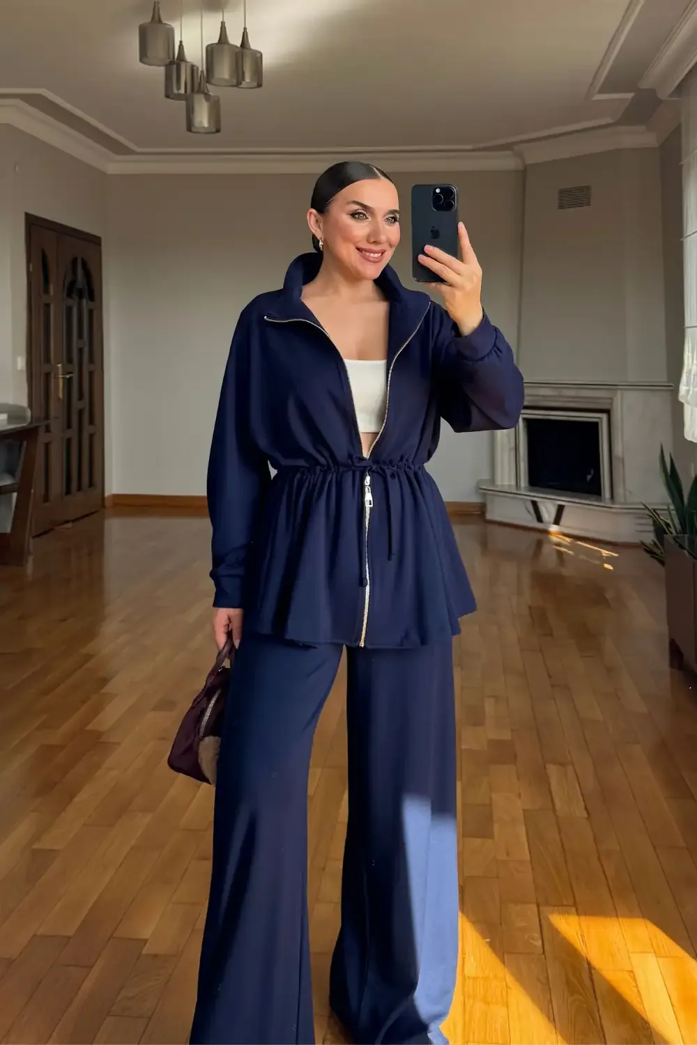 طقم قطعتين بياقة عالية وخصر مزموم بلون كحلي - صورة 2