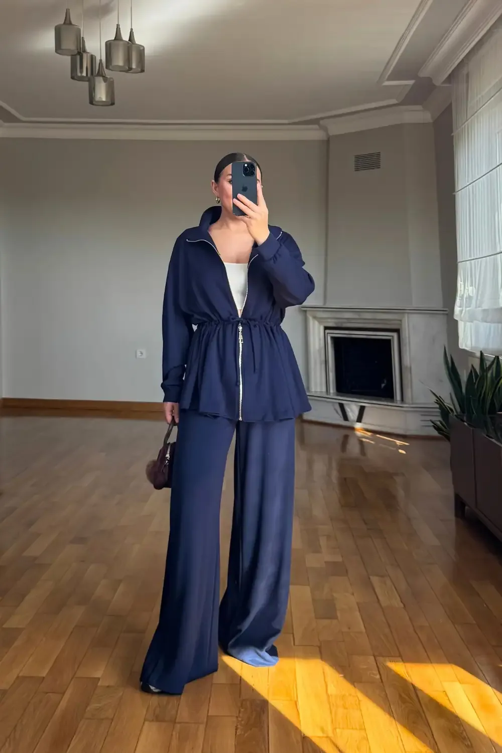 طقم قطعتين بياقة عالية وخصر مزموم بلون كحلي - صورة 3