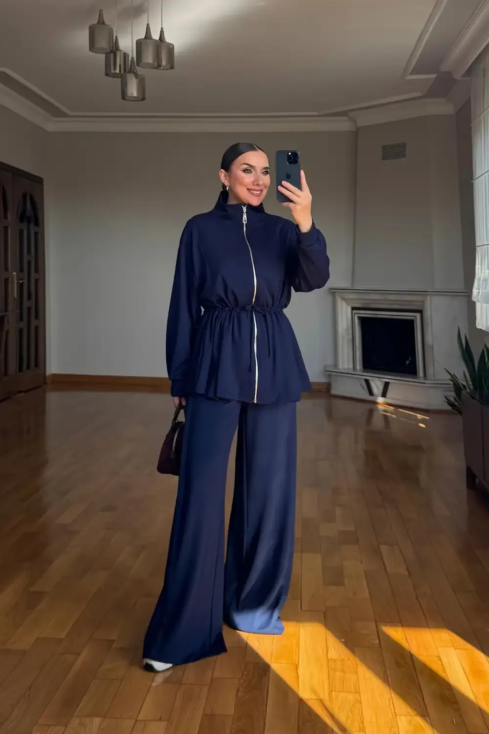 طقم قطعتين بياقة عالية وخصر مزموم بلون كحلي - صورة 4