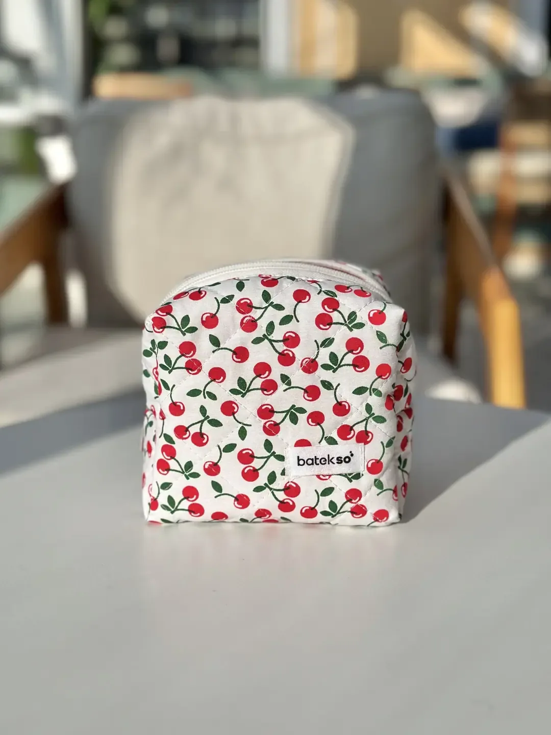 حقيبة مكياج صغيرة بنقشة كرز أحمر