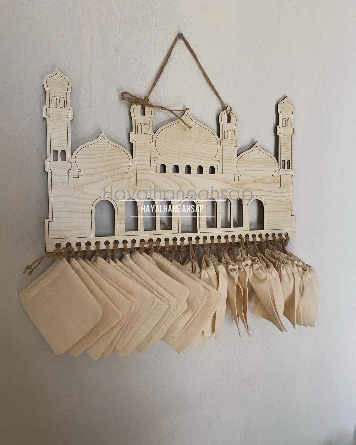 تقويم رمضان خشبي بشكل مسجد مع أكياس يدوية - صورة 3