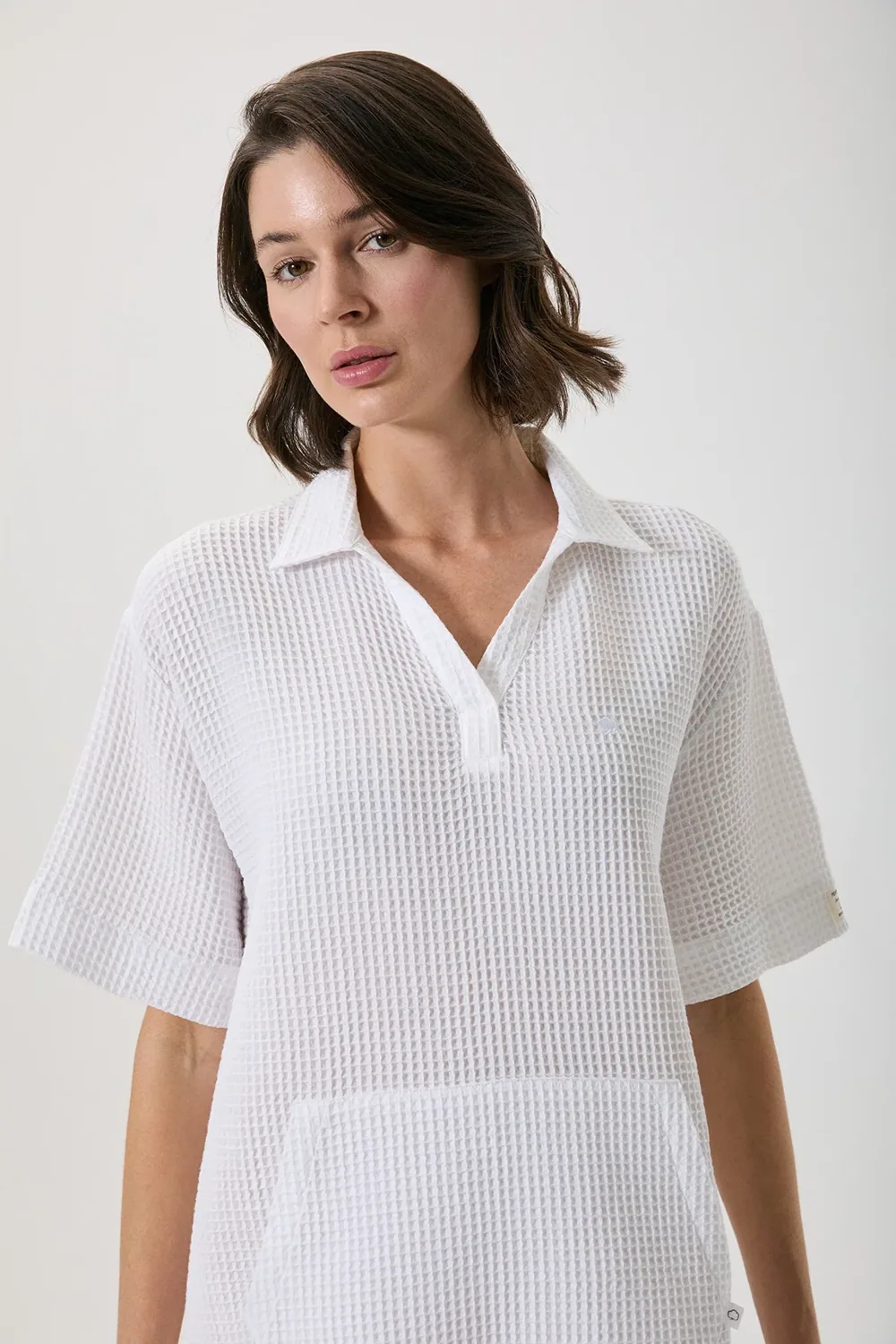 فستان وافل أبيض بياقة بولو - صورة 3