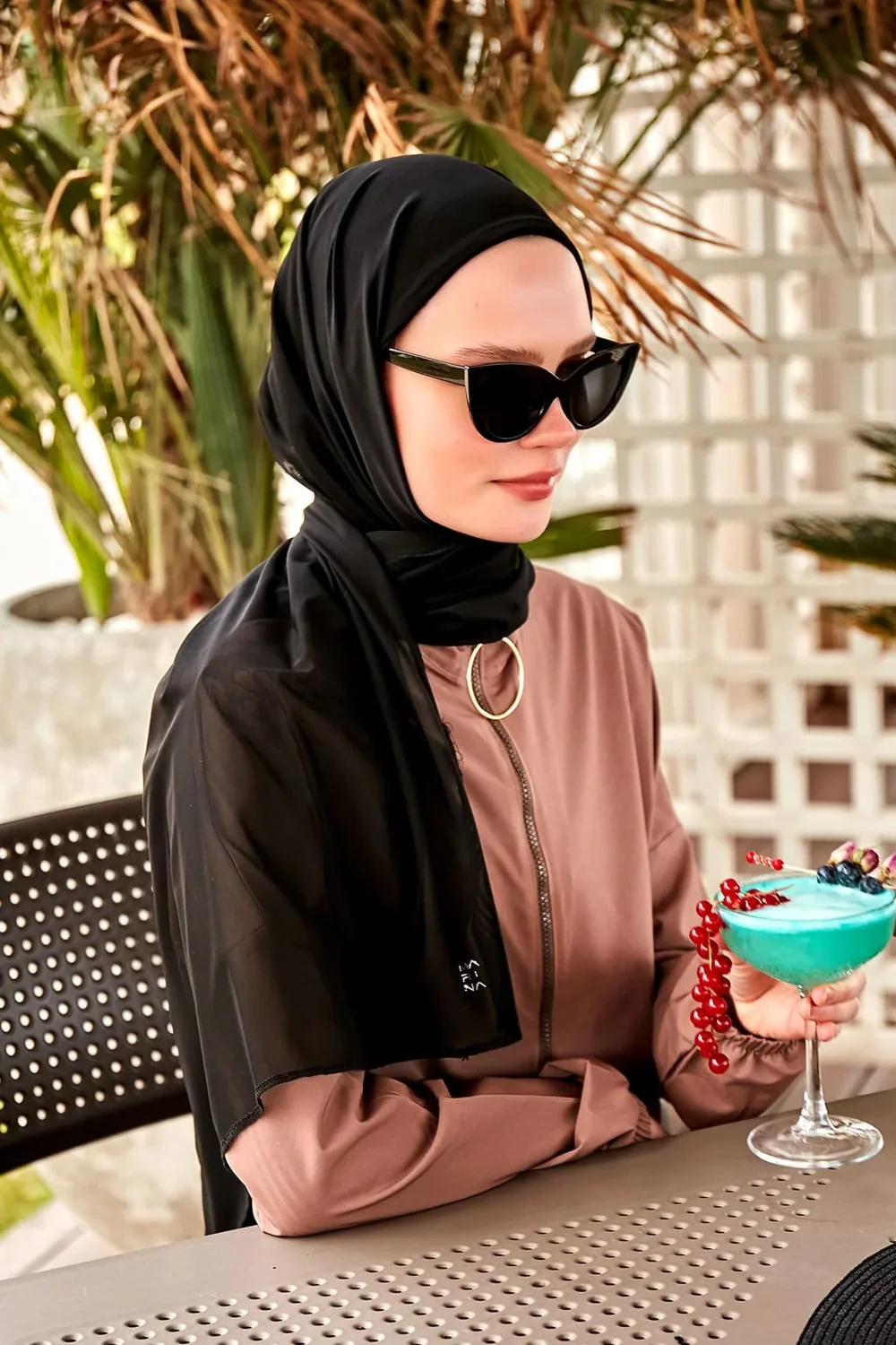 حجاب جاهز للسباحة من التول بلون أسود