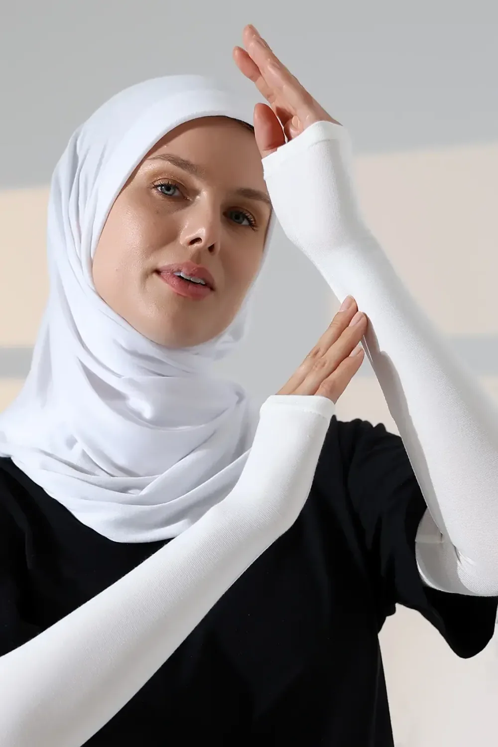 كمّ طويل يصل إلى راحة اليد من البينيه بلون كريمي