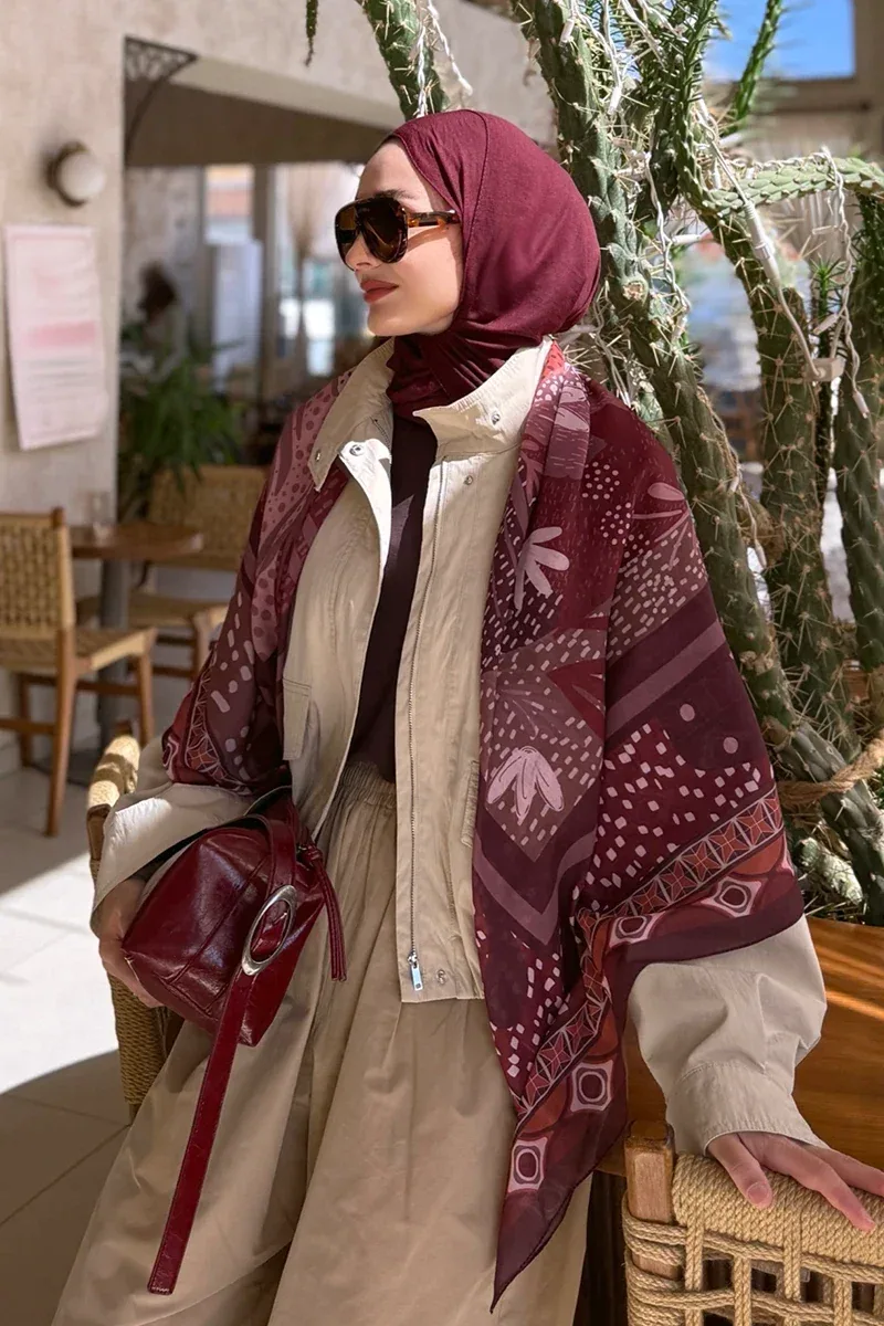 شال كتف مربع منقوش بلون عنابي 130×130 سم