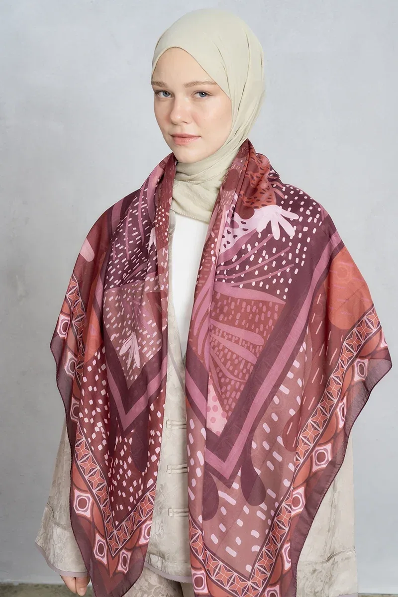 شال كتف مربع منقوش بلون عنابي 130×130 سم - صورة 2