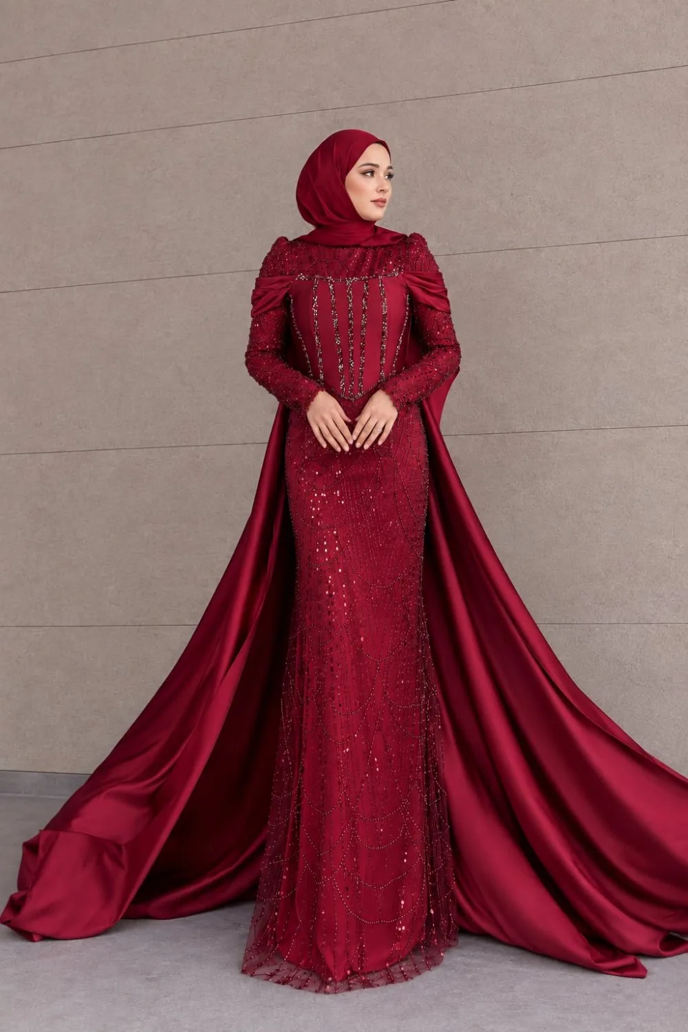 فستان سهرة عنابي بكورسيه وذيل ساتان طويل