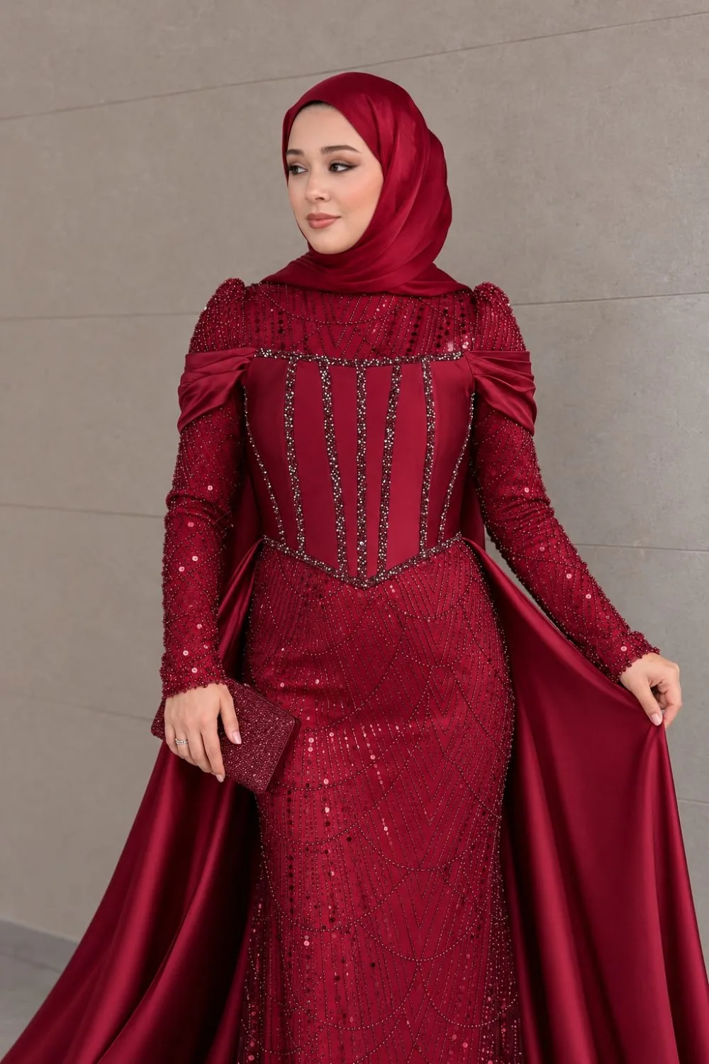 فستان سهرة عنابي بكورسيه وذيل ساتان طويل - صورة 2