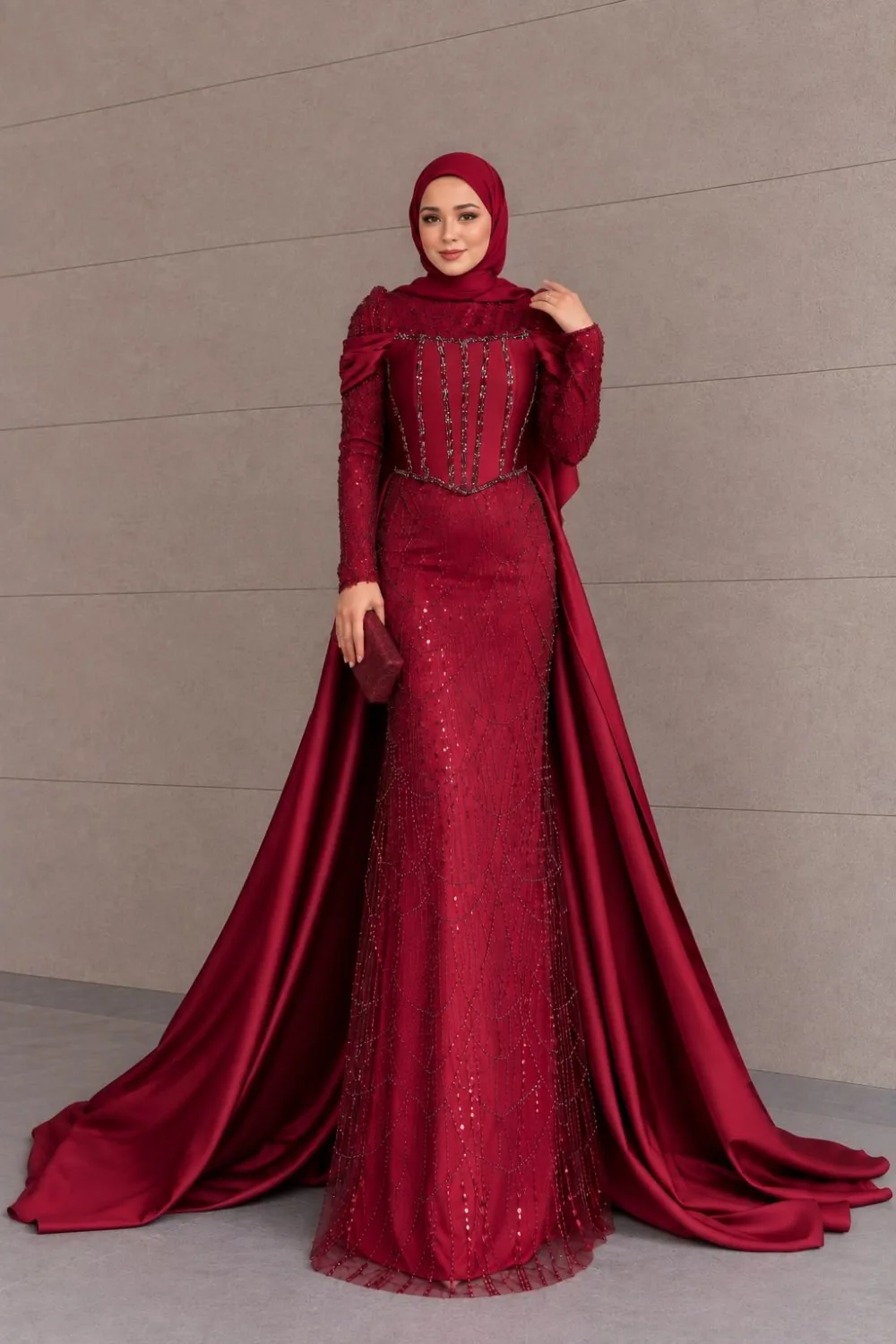 فستان سهرة عنابي بكورسيه وذيل ساتان طويل - صورة 3