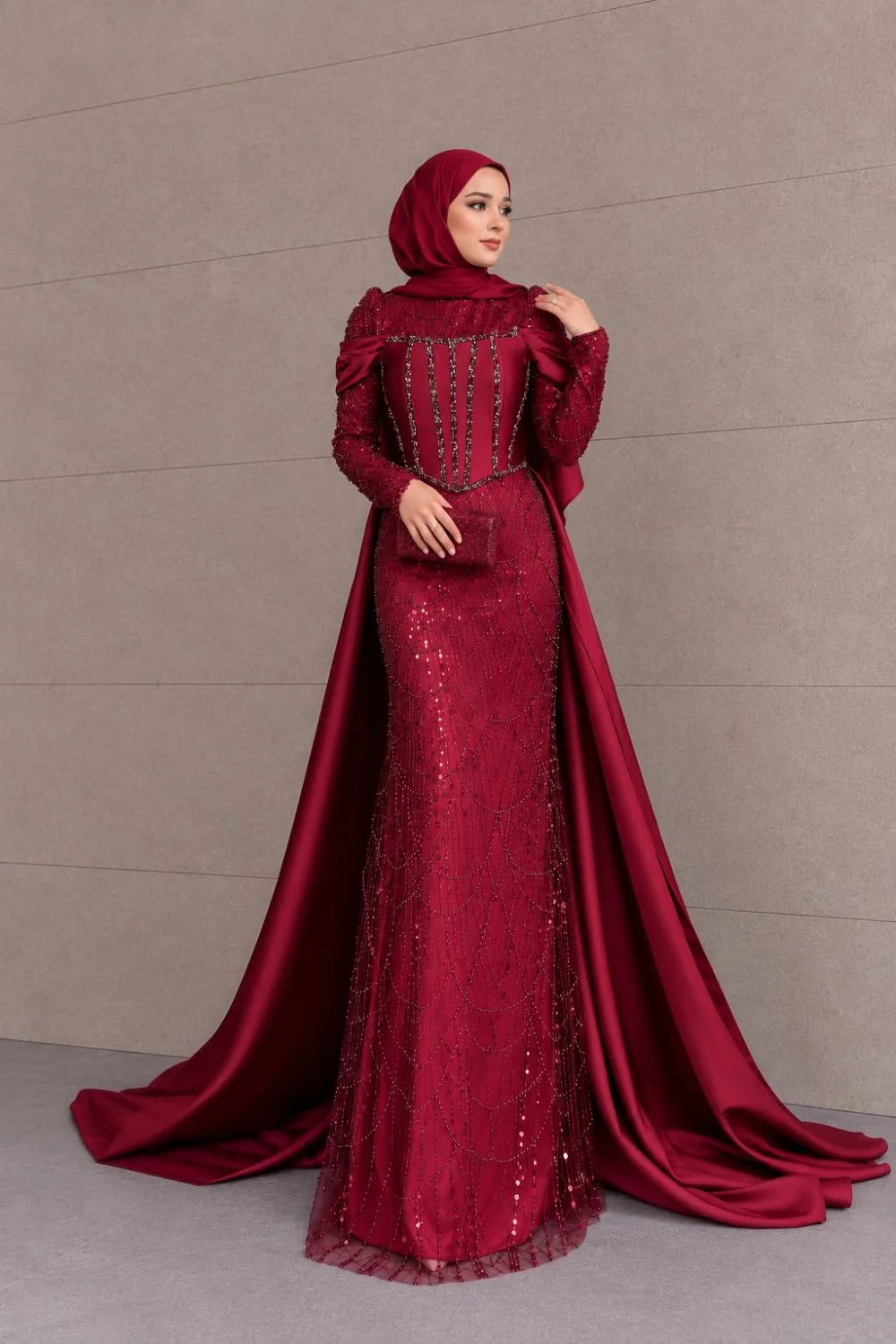 فستان سهرة عنابي بكورسيه وذيل ساتان طويل - صورة 4
