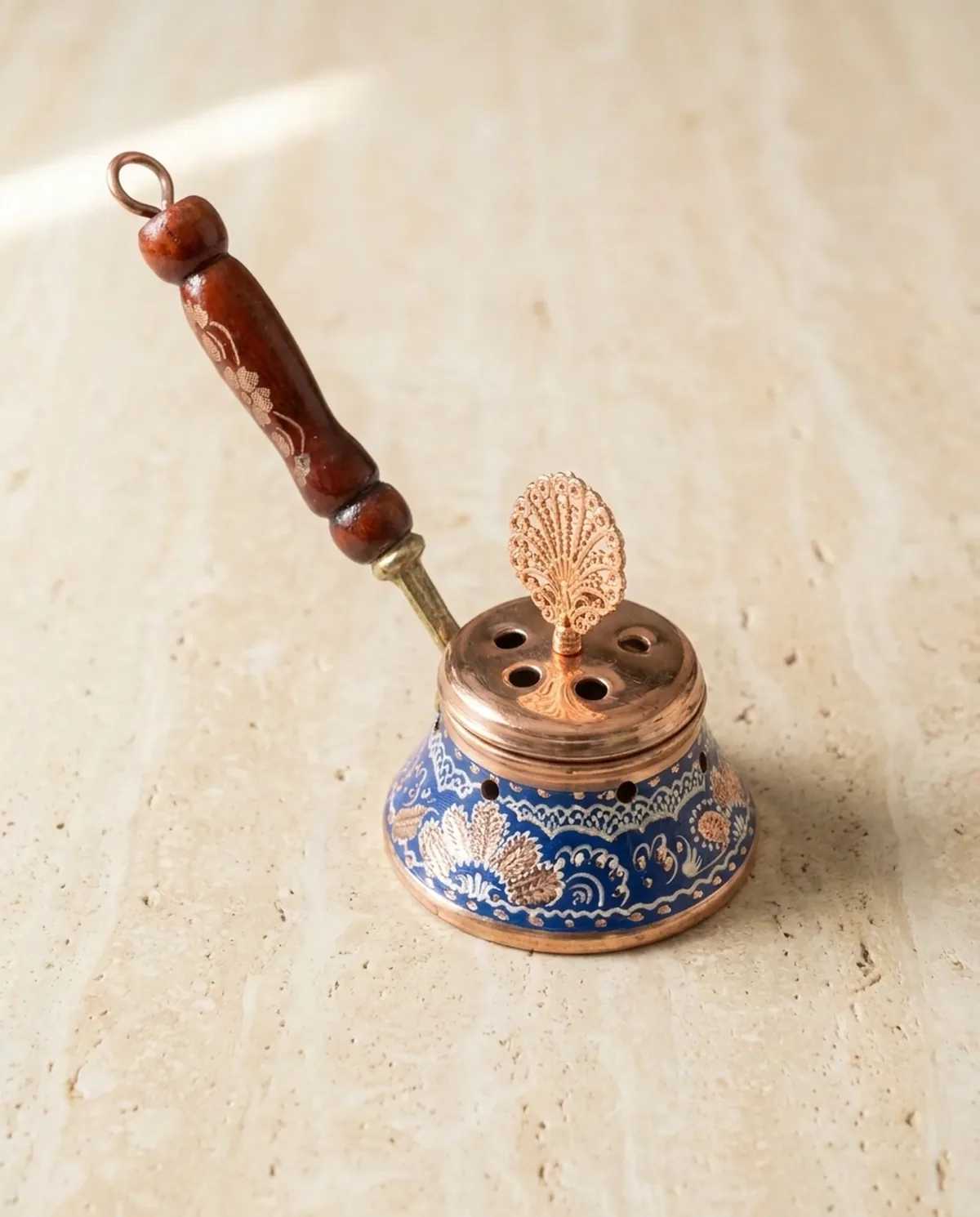 مبخرة نحاس مطلية بالمينا الكحلي بمقبض خشبي