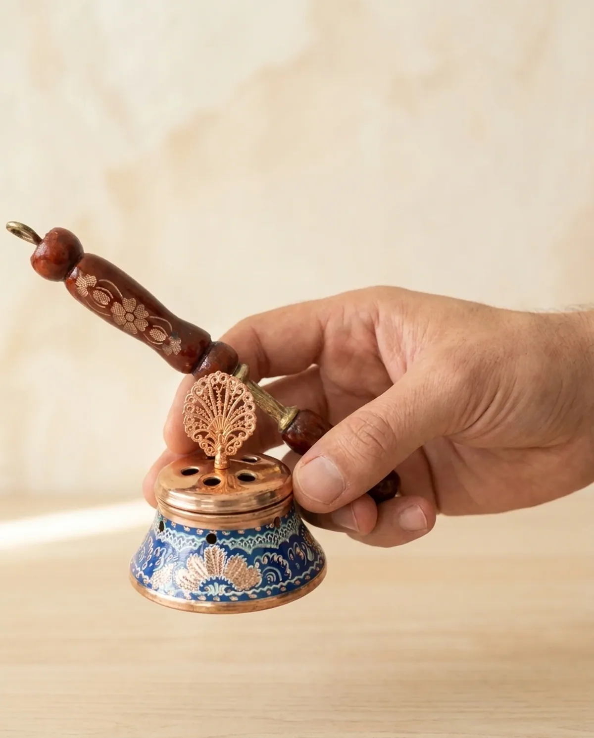 مبخرة نحاس مطلية بالمينا الكحلي بمقبض خشبي - صورة 2