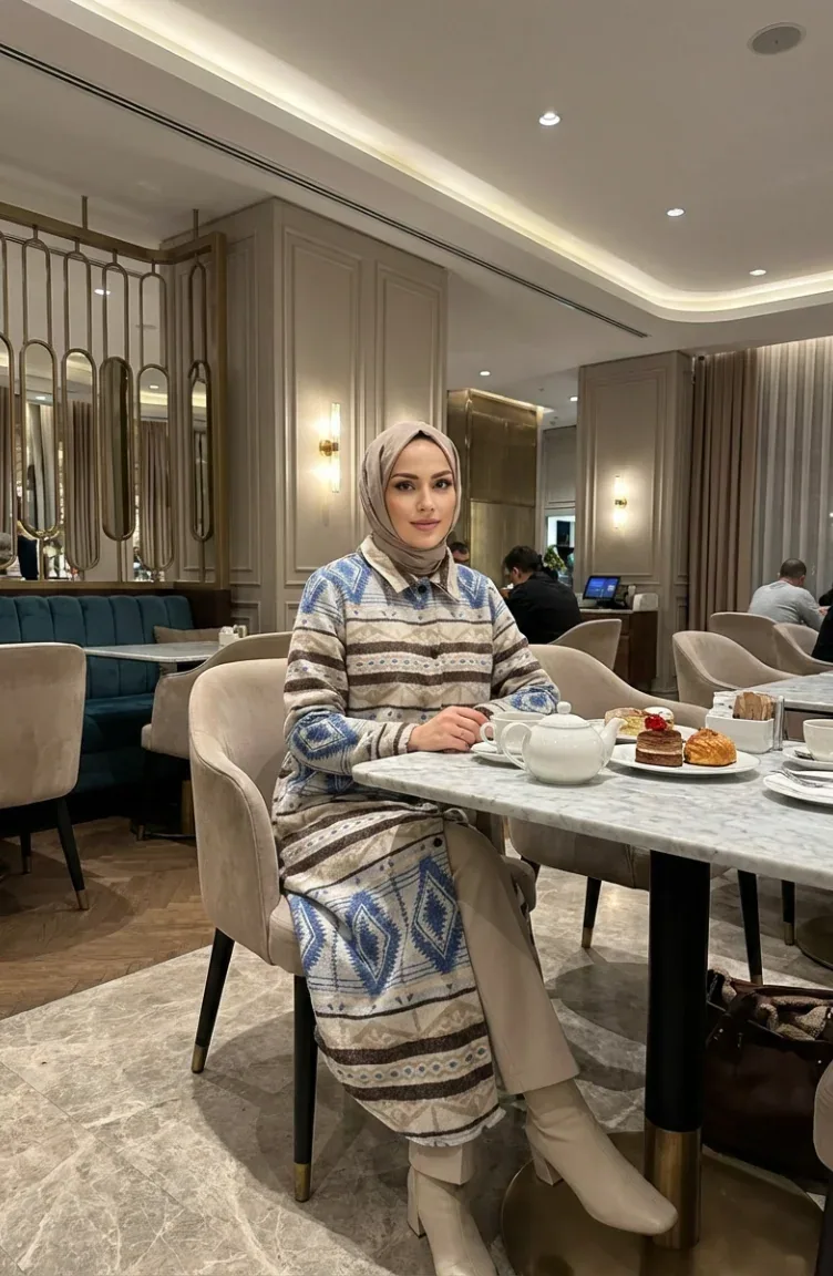 كاب شتوي بنقوش إثنية بيج وأزرق بياقة قميص - صورة 3