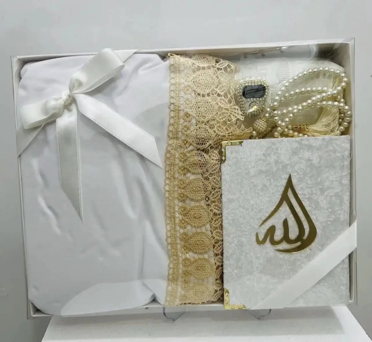 طقم هدية كتاب يس مخملي وسجادة أبيض