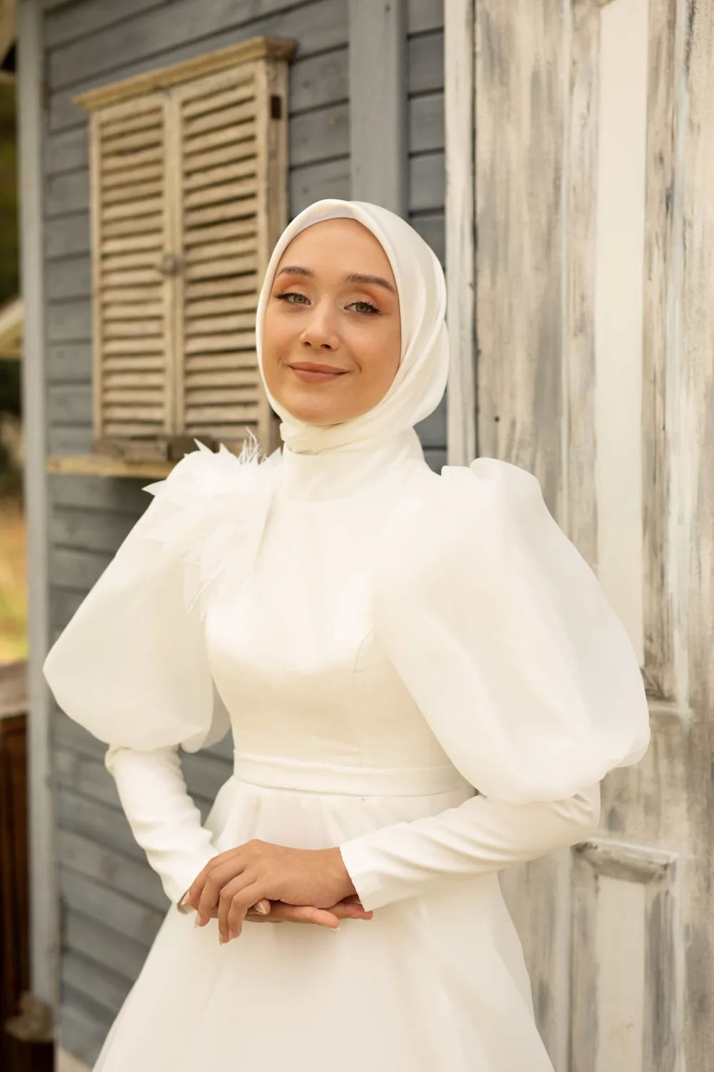 فستان زفاف أورغانزا بزهرة يدوية قابلة للفصل