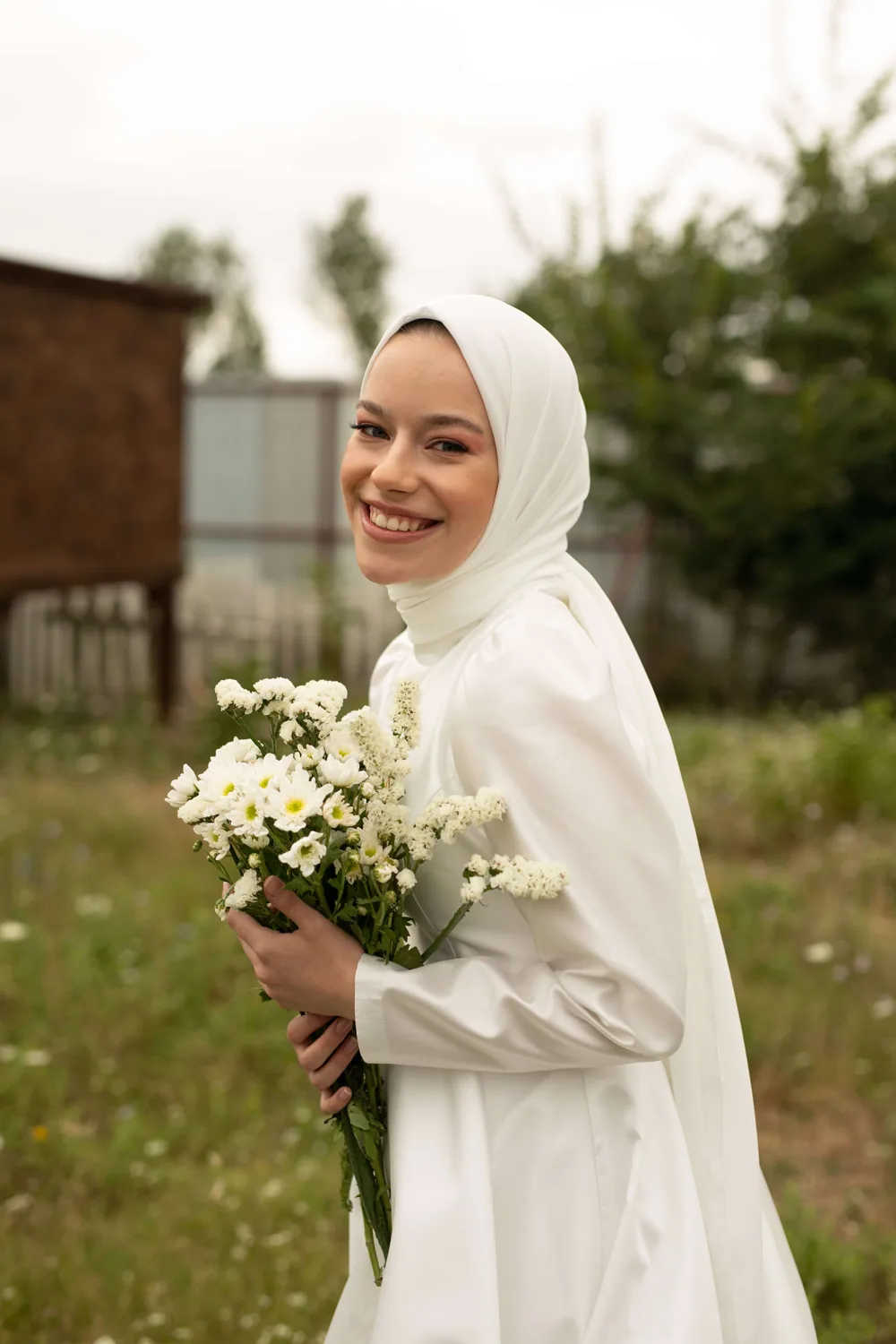 فستان زفاف بفيونكة عند الخصر وذيل طويل - صورة 3
