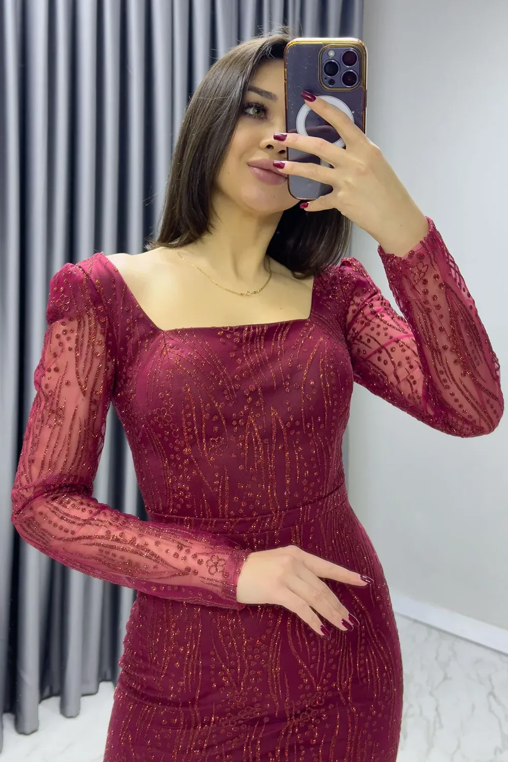 فستان ميدي عنابي بخيوط ذهبية لامعة وأكمام طويلة - صورة 3