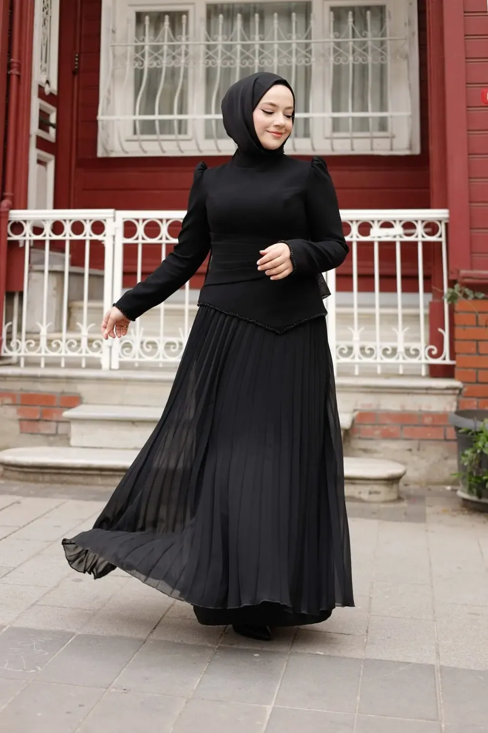فستان سهرة محتشم أسود بتنورة بليسيه