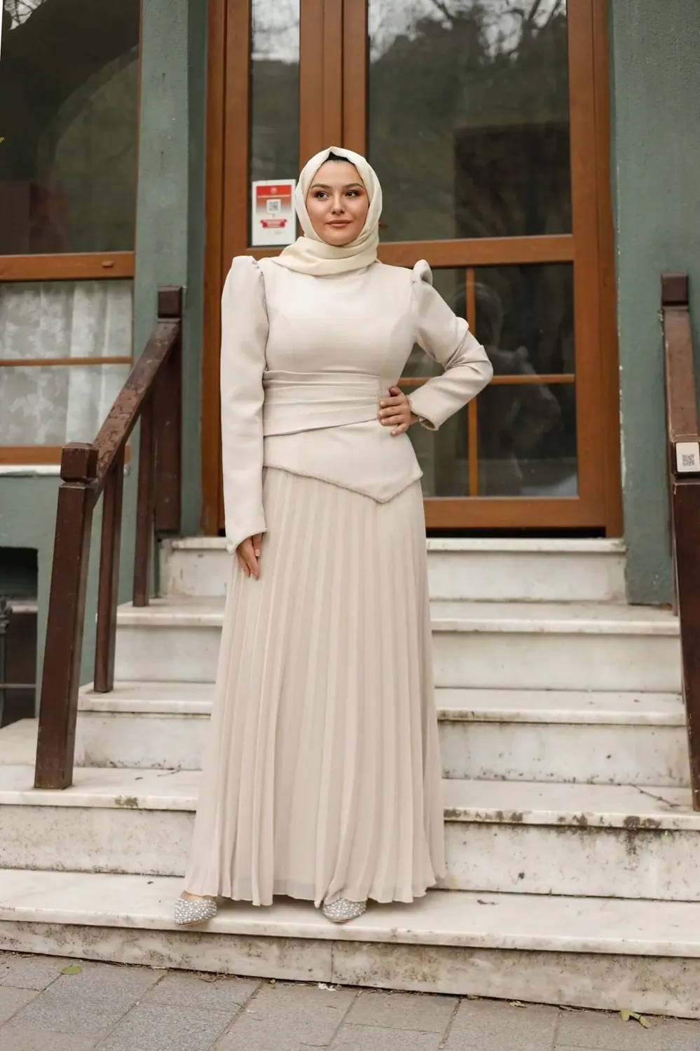 فستان سهرة محتشم أسود بتنورة بليسيه - صورة 2
