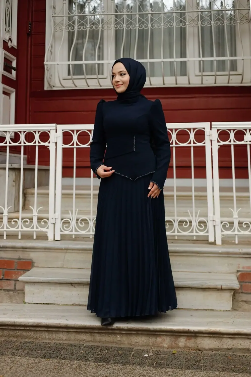 فستان سهرة محتشم أسود بتنورة بليسيه - صورة 3