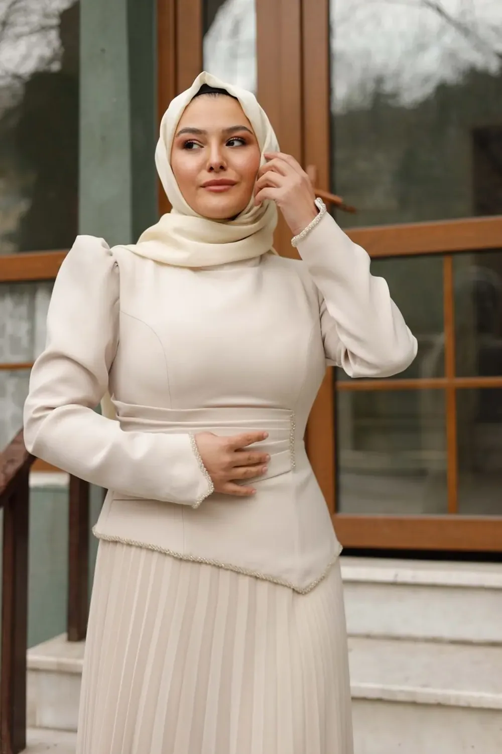 فستان سهرة محتشم أسود بتنورة بليسيه - صورة 4