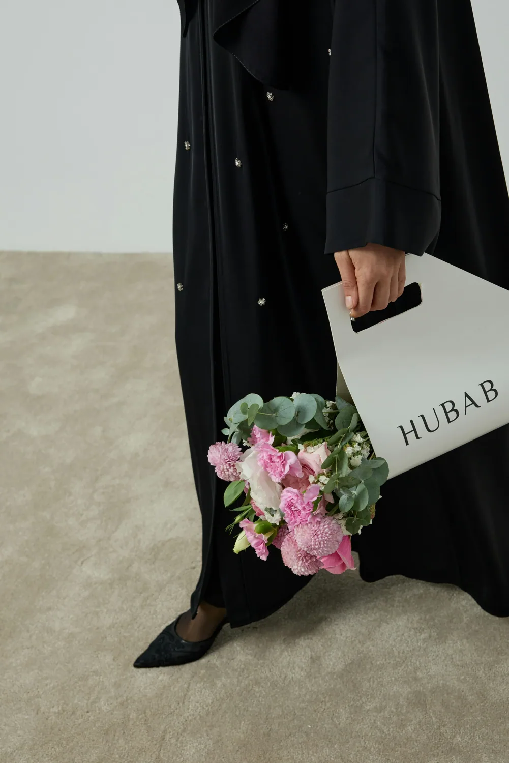 عباية سوداء مزينة بتطريز ناعم على الأمام - صورة 4