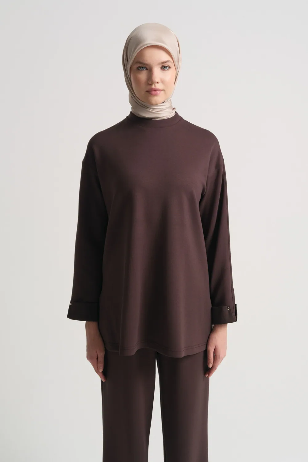 سويت شيرت قطني بأكتاف منسدلة بني - صورة 3