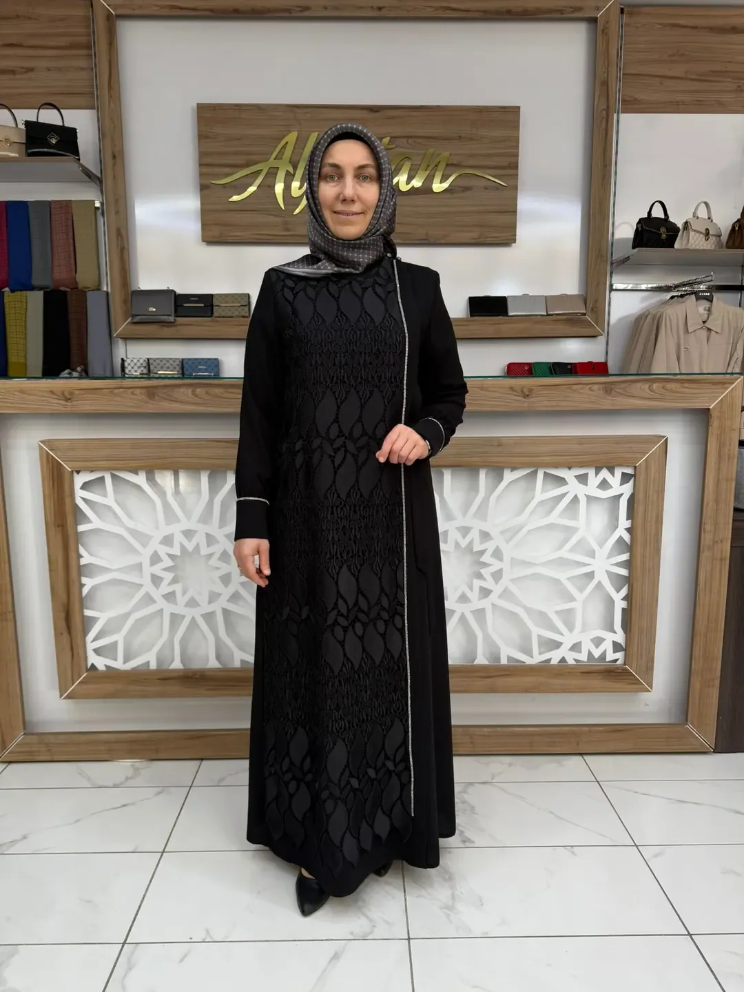 عباءة سهرة سوداء بدانتيل غيبور وأحجار وياقة بقلابة