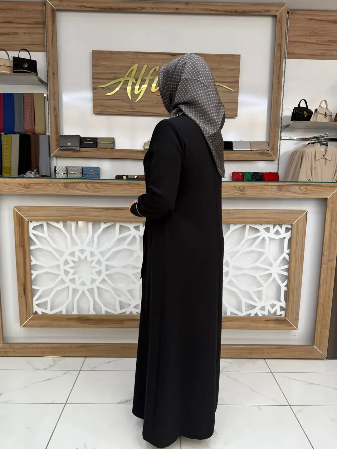 عباءة سهرة سوداء بدانتيل غيبور وأحجار وياقة بقلابة - صورة 4