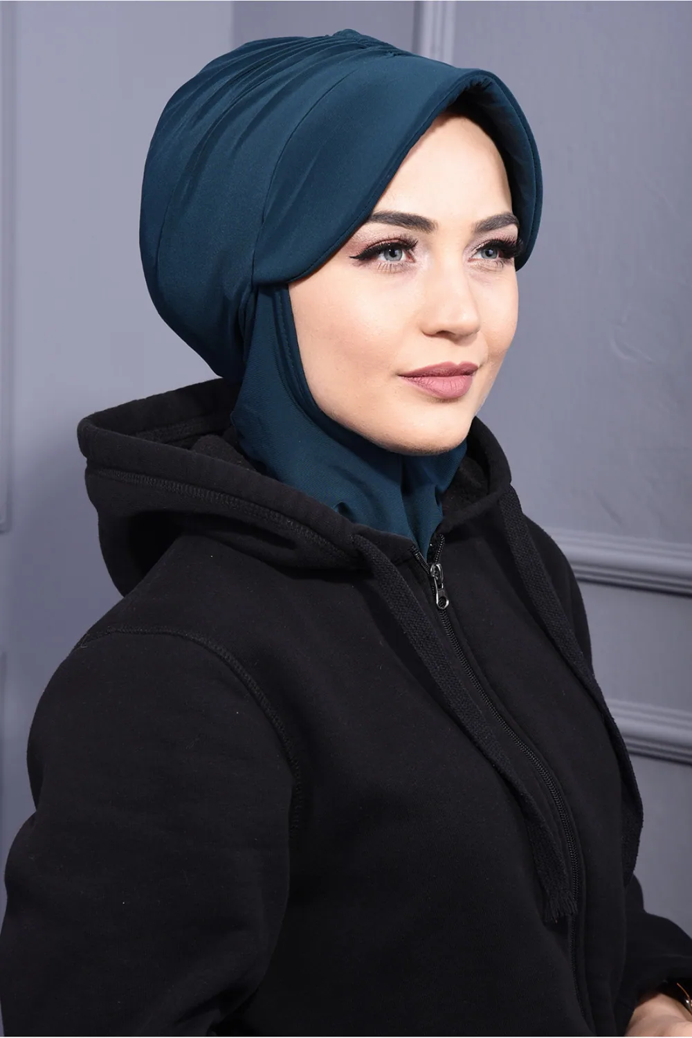 قبعة رياضية بغطاء رقبة أزرق بترولي