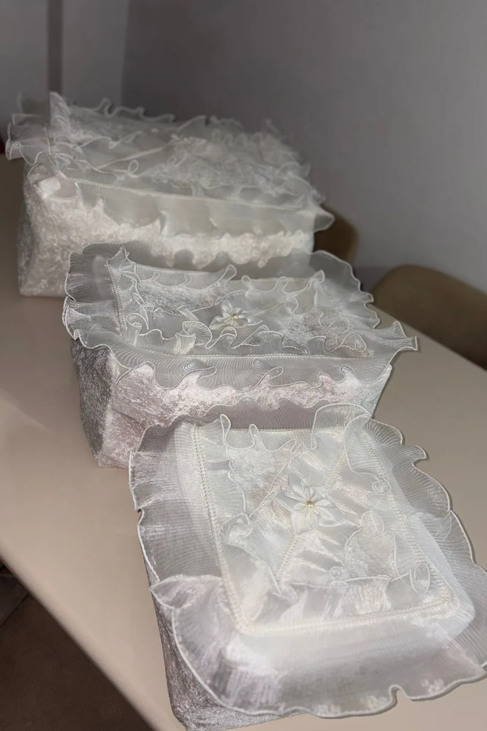 طقم ٣ صناديق جهاز مخمل بثنيات بليسيه كريمي - صورة 2