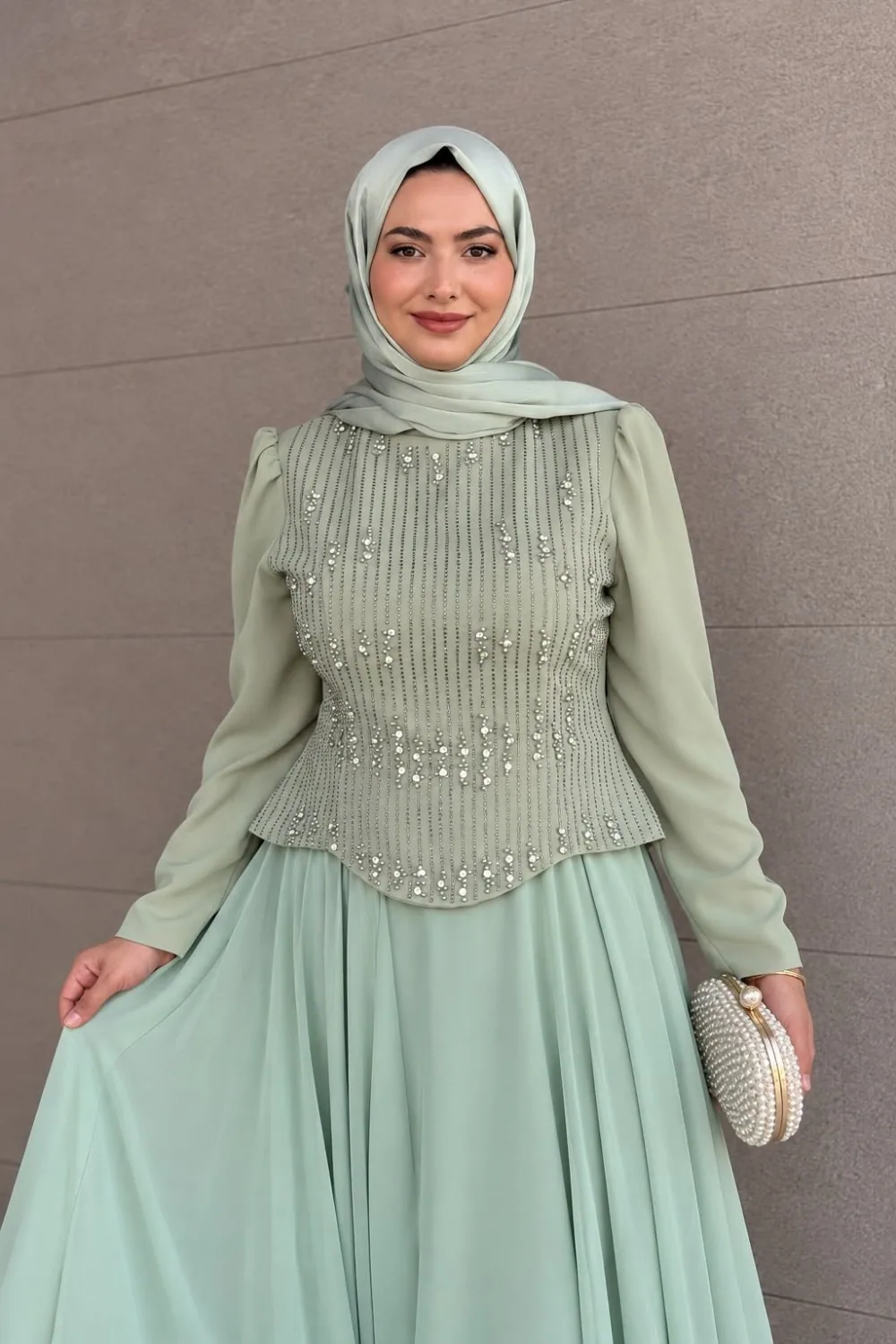 فستان سهرة نعناعي للمقاسات الكبيرة بصدر دانتيل وتنورة شيفون - صورة 2