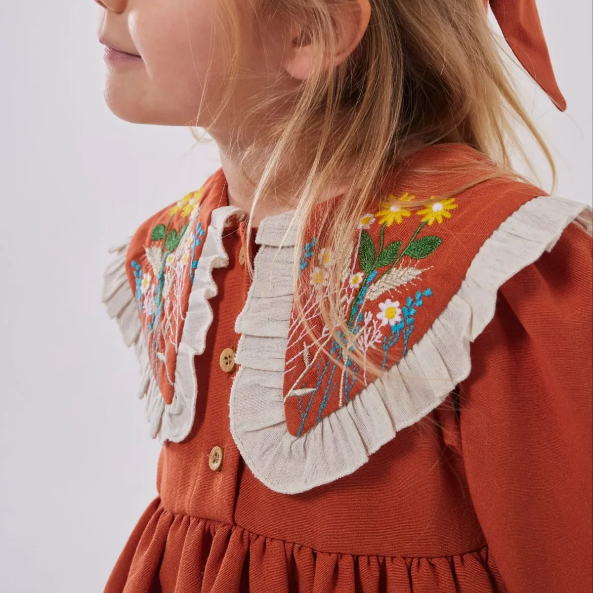 فستان بنات مطرز الياقة ومبطن بلون برتقالي - صورة 3