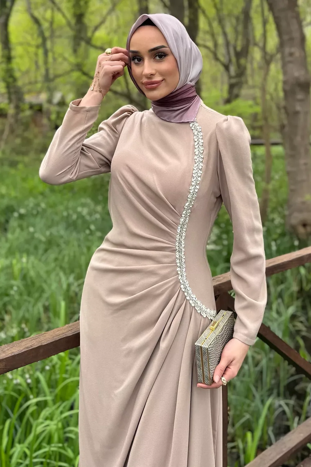 فستان سهرة بيج مقاس كبير بدرابيه مرصع بالأحجار - صورة 2