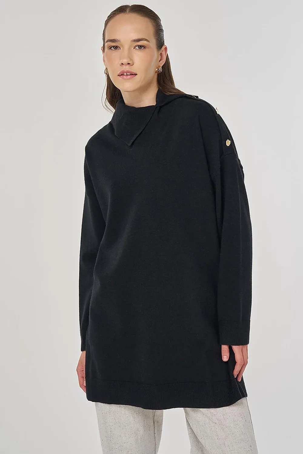 تونيك تريكو أسود بتفاصيل أزرار