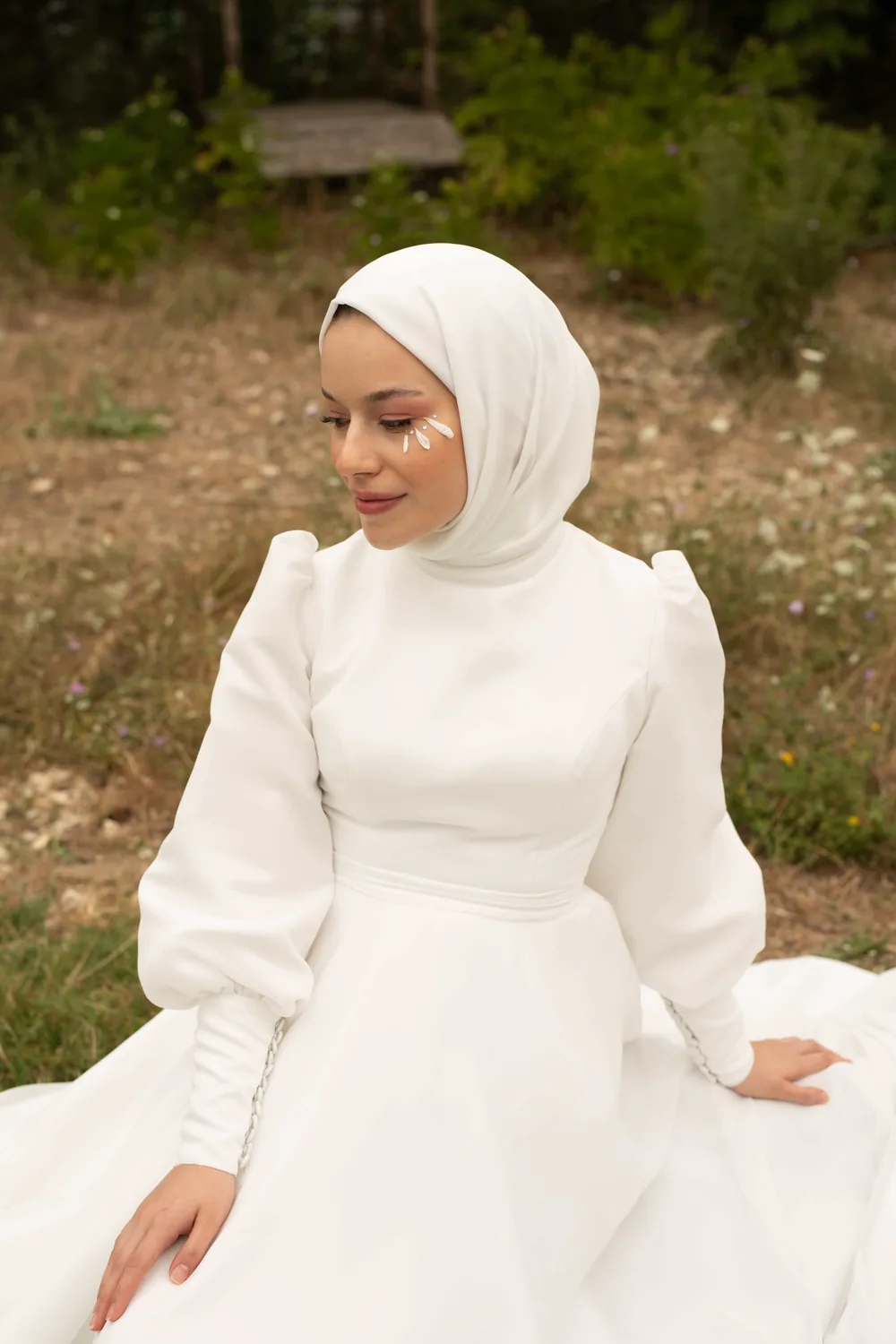 فستان زفاف بأكمام منتفخة وأساور طويلة