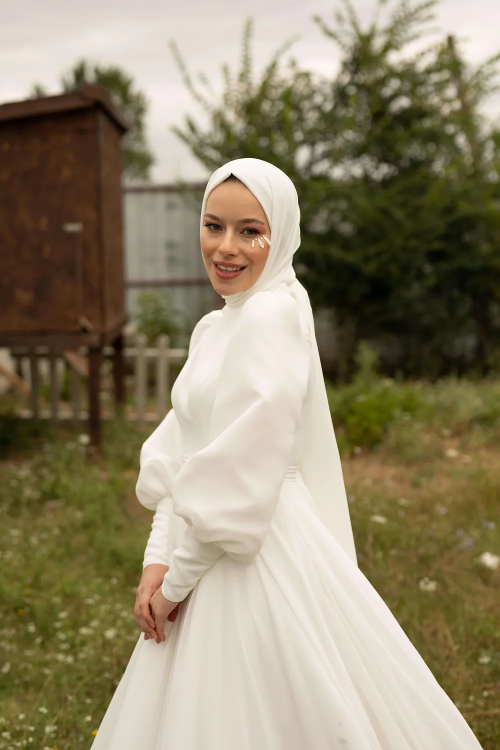 فستان زفاف بأكمام منتفخة وأساور طويلة - صورة 2