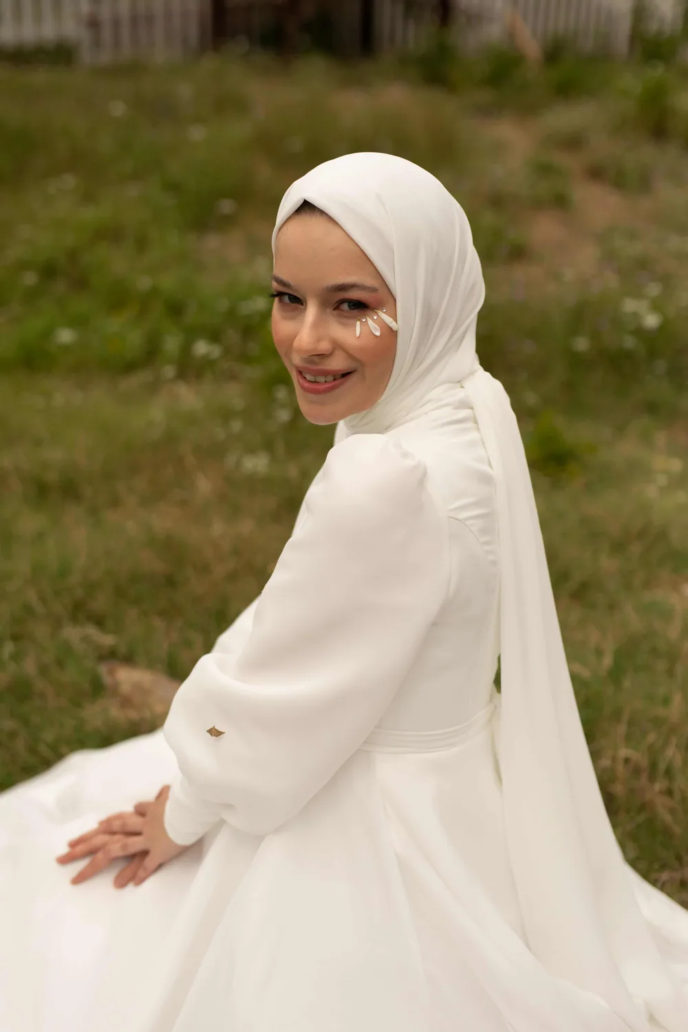 فستان زفاف بأكمام منتفخة وأساور طويلة - صورة 3
