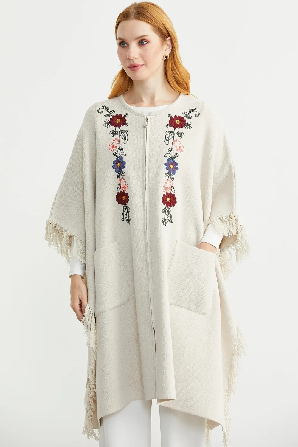 بونشو صوف طويل بتطريز ورود وجيوب بيج فاتح - صورة 2