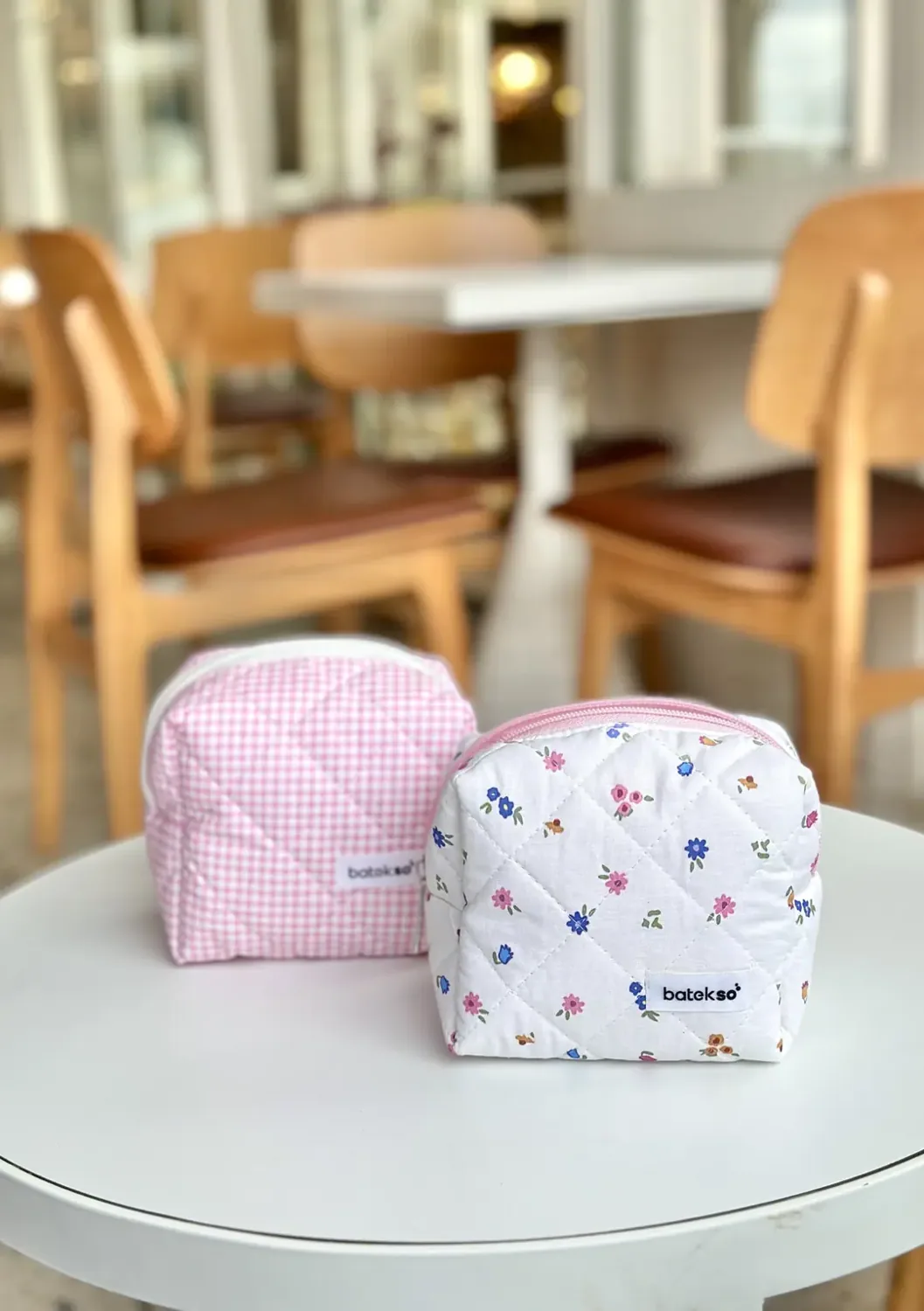 طقم حقيبتي مكياج بزهور زرقاء ومربعات وردية - صورة 2