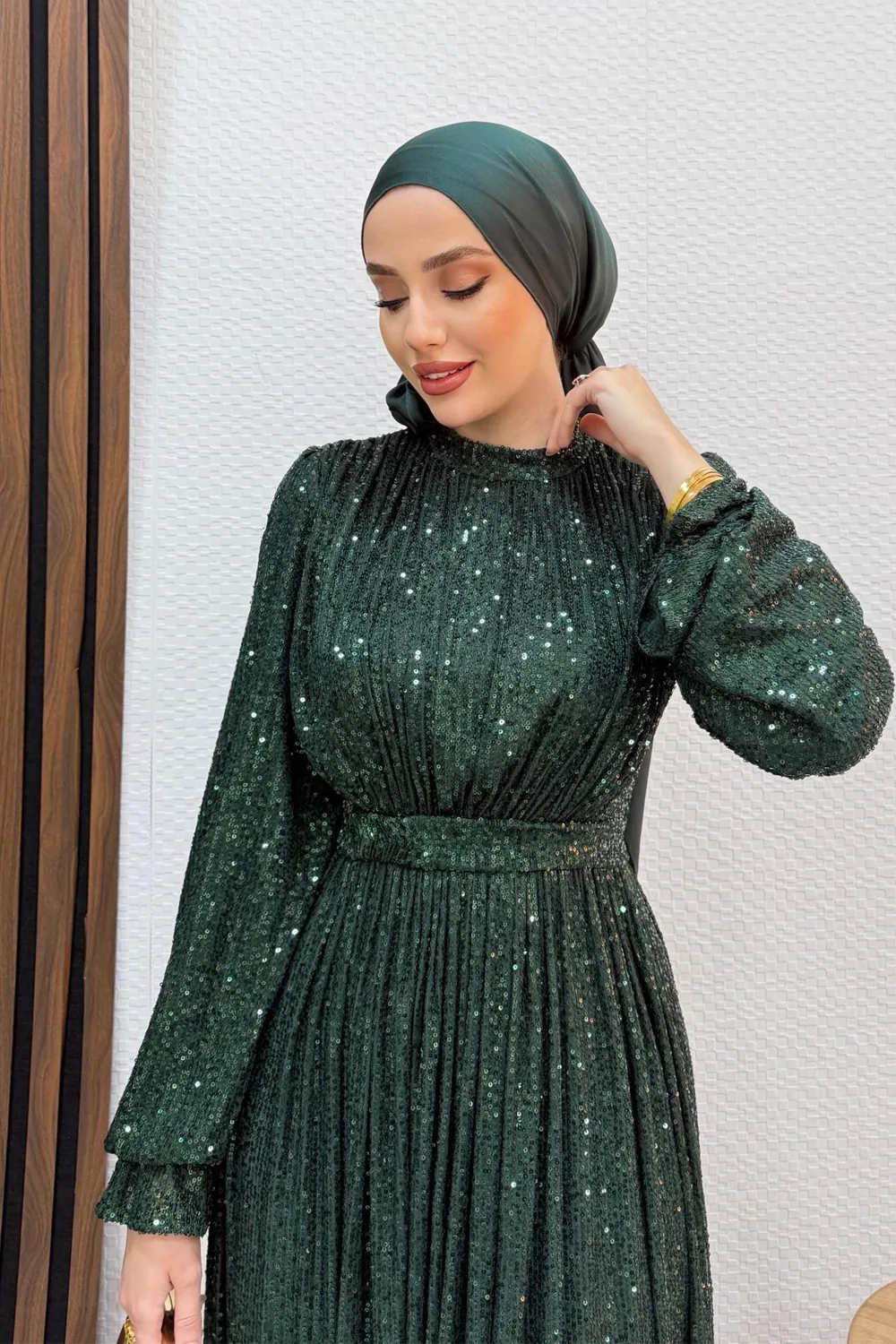 فستان سهرة زمردي من التول المطرز بالترتر وأكمام طويلة - صورة 2