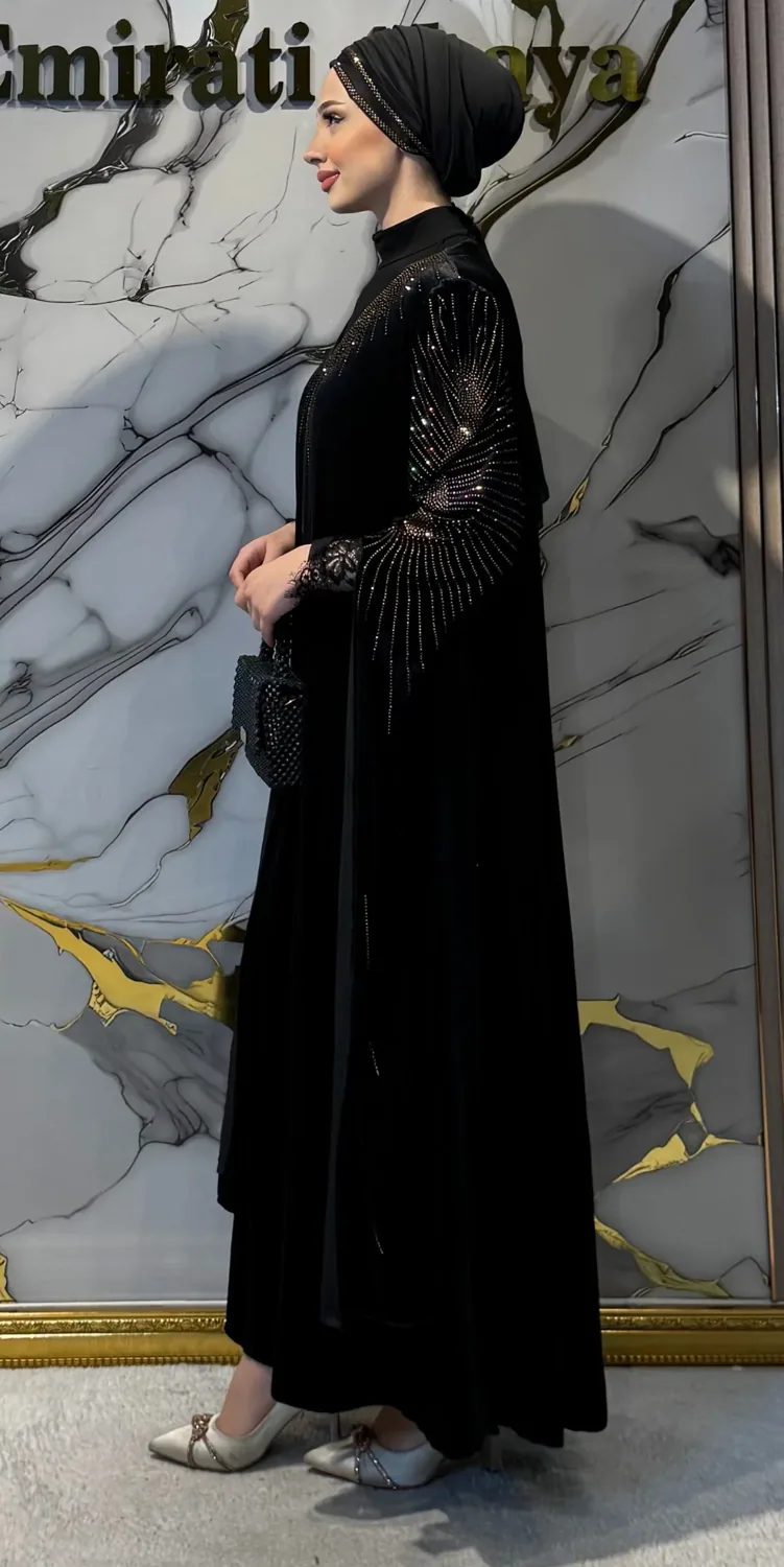 فستان سهرة مخمل أسود بأحجار ذهبية وأكمام طويلة - صورة 2