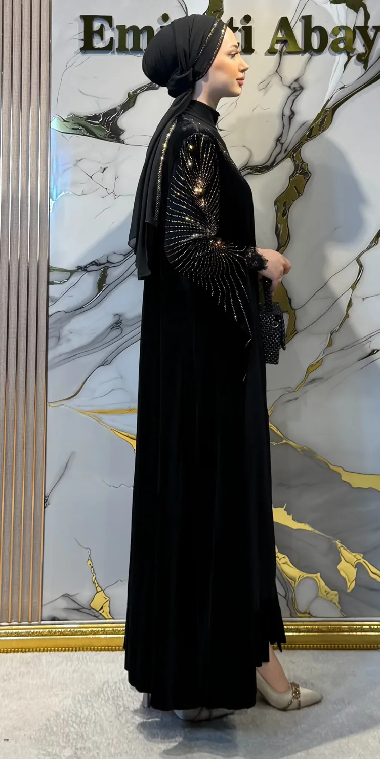 فستان سهرة مخمل أسود بأحجار ذهبية وأكمام طويلة - صورة 3